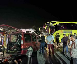 Akhisar’da otobüs ile hafif ticari araç çarpıştı: 1 ölü
