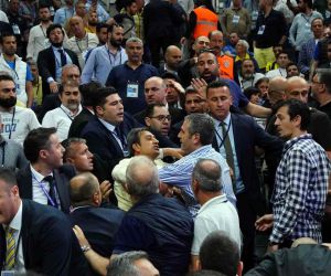 Fenerbahçe’nin 2022 Yılı Olağan Mali Genel Kurul Toplantısı’nda Başkan Ali Koç’un konuşması sırasında salonda gerginlik çıktı ve 15 dakika ara verildi.