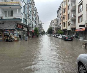 Akhisar’da hastaneyi sel suları bastı, hastalar tahliye edildi