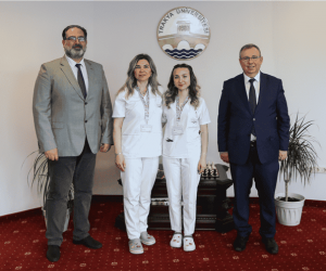 Erasmus öğrencisi anne Gülcan Ahmed ve kızı Fatma Hayrulla mutluluklarını Rektör Tabakoğlu ile paylaştı