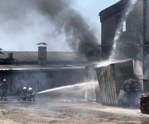 Bursa’da boya fabrikasında yangın çıktı: 2 yaralı