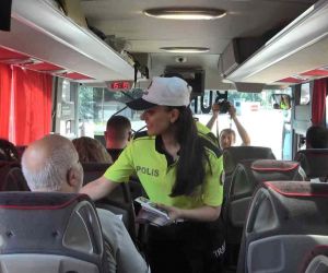 Bursa’da bayram tatiline çıkan yolcuları İl Jandarma Komutanı ve İl Emniyet Müdürü uğurladı