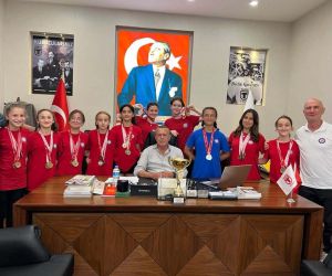 ‘Türkiye Şampiyonu’ öğrencilerden Başkan Özer’e teşekkür