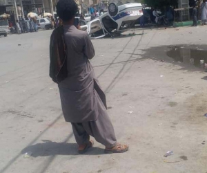 İran’da öfkeli kalabalık polis aracını ateşe verdi: 2 yaralı