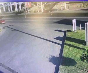 Benzin istasyonu girişinde motosiklet ve otomobil çarpıştı: Kaza anı kamerada