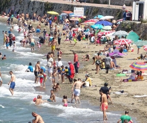 Bursa’da sıcağı gören korona virüsü unutup, sahilleri tıklım tıklım doldurdu