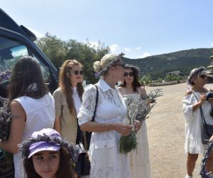 Kültür ve Turizm Bakanı’nın eşi Pervin Ersoy, lavanta bahçesini gezdi
