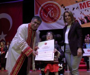 Özel öğrenci Büşra hayalini kurduğu üniversiteden dereceyle mezun oldu