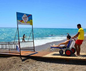 Manavgat’ta engelli vatandaşlara “Özgür Plaj” ayrıcalığı