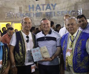 Kaya Muzaffer Ilıcak, Hatay BŞB Başkanı Lütfü Savaş’a kitaplarını hediye etti
