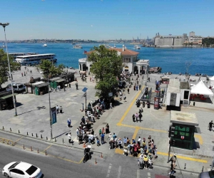 Adalar’a gitmek isteyenler, Kadıköy’de iskele önünde kuyruk oluşturdu
