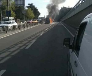 İstanbul’da otomobil alev topuna döndü: Vatandaş haber spikeri gibi olayı anlattı