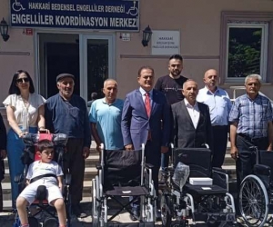 Hakkari’de engellilere sandalye dağıtıldı