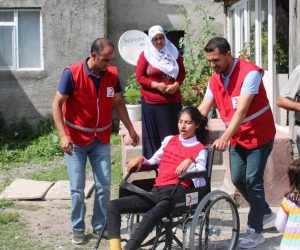 Kızılay engelli bireyleri unutmadı, tekerlekli sandalye hediye etti