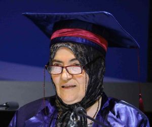 Sivas’ta 66 yaşındaki üniversiteli Ayşe Hasbek, mezuniyet sevinci yaşadı