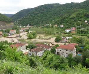 Zonguldak’ta Ilıksu deresi taştı, karayolunda heyelan meydana geldi
