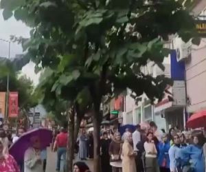 Bursa’da alışveriş çılgınlığı: Sağanak yağışa aldırmadan sıraya girdiler