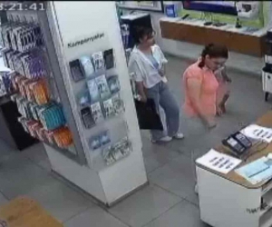 Müşteri gibi gelip cep telefonu çaldı, o anlar güvenlik kamerasına yansıdı