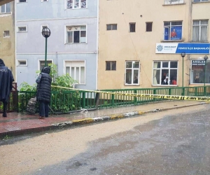 Yenice’de sağanak nedeniyle köprü trafiğe kapatıldı