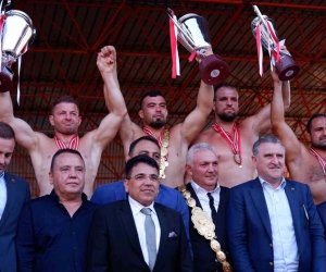 Başpehlivanlara ödülünü Bakan Aşkın Bak verdi