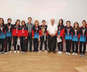 Adnan Menderes Ortaokulu Yıldız Kızlar Ragbi takımı Türkiye ikincisi