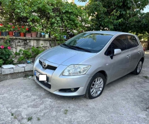 Park halindeki otomobilin lastiğini kestiler