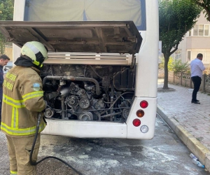 İşçiler son durakta indikten sonra servis aracı aniden alev aldı