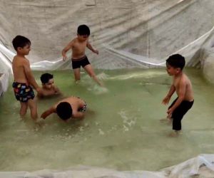 Sıcaktan bunalan çocuklar için bahçesine minyatür havuz yaptı