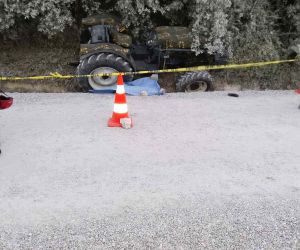 Akhisar’da traktör devrildi: Kadın yolcu hayatını kaybetti