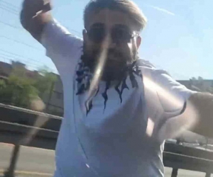 Trafikte yol kesen şahıs, hamile kadının bulunduğu arabayı yumrukladı