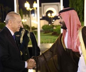 Cumhurbaşkanı Erdoğan, Suudi Arabistan’da resmi törenle karşılandı