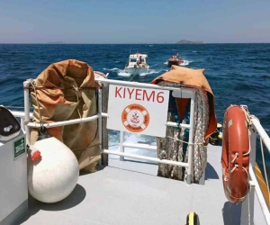 Makine arızası yapan tekneyi KIYEM ekipleri kurtardı