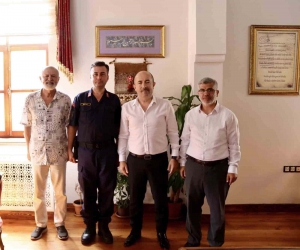 Tayin olan daire amirlerine plaket