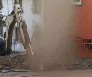 Kağıthane’de patlayan su borusu kamerada: Fışkıran su binaların boyunu aştı