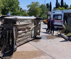 Hafif ticari araç akaryakıt istasyonu girişinde devrildi: 1 yaralı