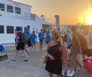 Rodos Adası’ndaki yangınlar sebebi ile tahliye edilen turistler Marmaris’e geldi