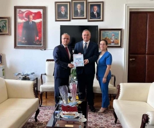 Başkan Kayda, Salihli’nin ’il olma’ talebi dosyasını Bahçeli’ye teslim etti
