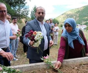 28 yıl önce silahlı saldırı sonucu öldürülen Baro Başkanı Ali Günday mezarı başında anıldı