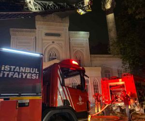 Beşiktaş Yıldız Hamidiye Camii’nde yangın meydana geldi, ekiplerin kontrol altına aldığı yangında soğutma çalışması sürüyor