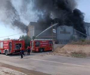 Tekstil fabrikasında çıkan yangın maddi hasara neden oldu