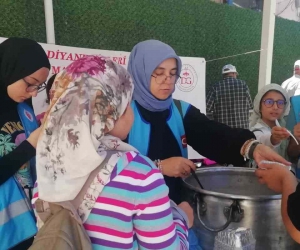 Diyanet gençlik merkezinden aşure hayrı