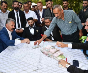 Şırnak’ta binlerce davetlinin katıldığı düğünde 40 koyun kesildi, 1,5 milyon TL para, 1 kilo altın takıldı