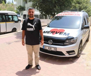 Eşine 8 yıl sonra sürpriz evlilik teklifi yaptı