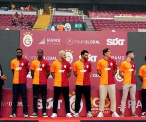 Galatasaray, yeni transferlerine taraftara açık imza töreni düzenledi