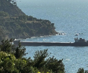 Mudanyada yük gemisi karaya oturdu