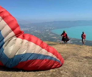 İznik Gölü turkuaza büründü, yamaç paraşütüne akın başladı