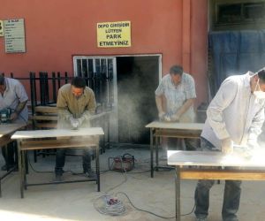 Siirt’te öğretmenler hem boyacı hem mobilyacı oldu