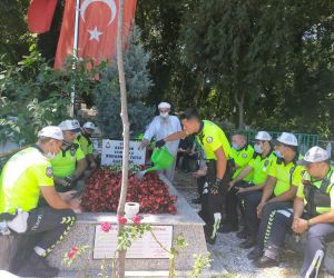 Polis ekipleri, şehit Kaymakam Safitürk ve 15 Temmuz Şehidi Gökbayrak’ın mezarını ziyaret etti
