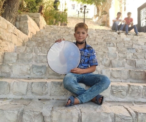 Yanık sesiyle turistlerin ilgisini çeken minik Bünyamin’in anlamlı hayali