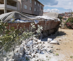 Alçı yüklü kamyon duvara çarptı o anlar kameralara yansıdı